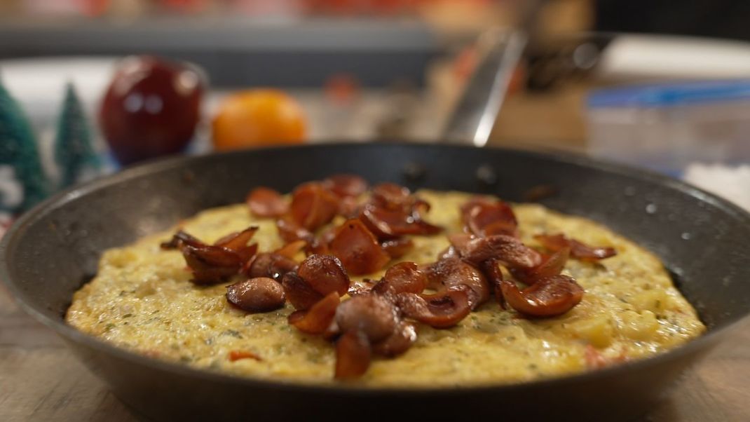 Du kannst ganz einfach mit den Resten vom Kartoffelsalat und Würstchen eine köstliche Tortilla kochen.