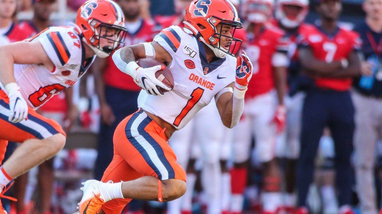 
                <strong>Sean Riley</strong><br>
                Zum Kreis der Neulinge zählt Riley, der zur Allzweckwaffe werden könnte. Die war er jedenfalls für die Syracuse Orange, für die er neben 119 Receptions für 1265 Yards samt vier Touchdowns auch 115 Kickoff Returns für 2433 Yards und 50 Punt Returns für 563 Yards samt Touchdown ansammelte. Nur zwei Orange-Spieler legten jemals mehr All-Purpose-Yards zurück.
              