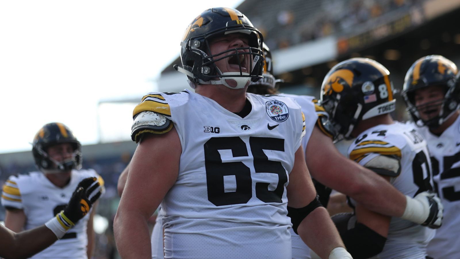 
                <strong>10. Pick: New York Jets - Tyler Linderbaum, C, Iowa</strong><br>
                Die New York Jets bleiben "konservativ" und halten an ihren ursprünglichen Picks fest. Nach einem Cornerback an vierter Stelle kommt jetzt Center Tyler Linderbaum als unmittelbare Unterstützung für Quarterback Zach Wilson nach East Rutherford.
              