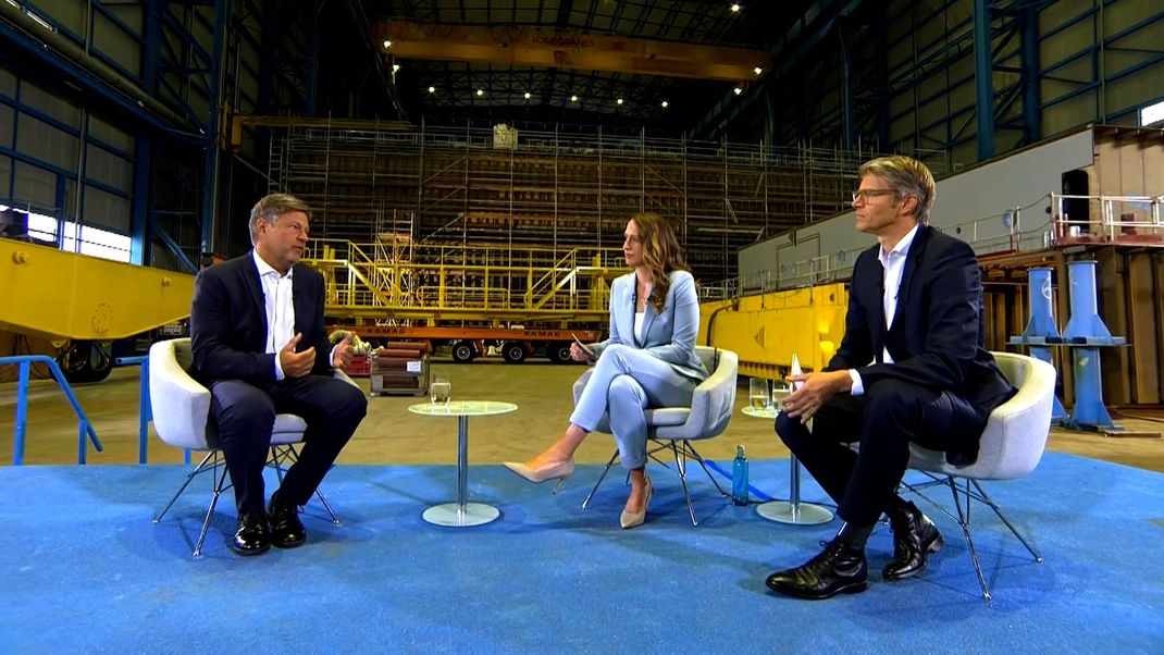 Bundeswirtschaftsminister Habeck spricht mit Charlotte Potts und Heiko Paluschka über die wichtigsten Baustellen der Bundesregierung.