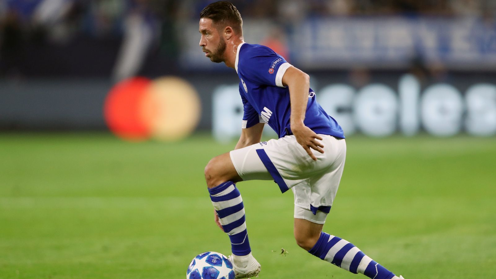 
                <strong>Mark Uth (Deutschland)</strong><br>
                Obwohl Schalke und auch Mark Uth nicht gut in die Saison 2018/19 starteten, darf sich der 27 Jahre alte Stürmer nun erstmal im DFB-Team präsentieren. "Es war überraschend, als der Anruf kam", sagte der gebürtige Kölner der "WAZ". Uth hat in der laufenden Saison bei zehn Pflichtspiel-Einsätzen noch keinen Treffer für seinen neuen Arbeitgeber erzielen können. Dennoch bekam der Ex-Hoffenheimer den Zuschlag. "Wir haben Mark Uth schon länger beobachtet. Er ist dynamisch, schnell und strahlt immer eine gewisse Torgefahr aus. Nun wollen wir ihn gerne besser kennenlernen", erklärte Bundestrainer Joachim Löw die Uth-Nominierung für die anstehenden Länderspiele gegen die Niederlande und Frankreich.
              