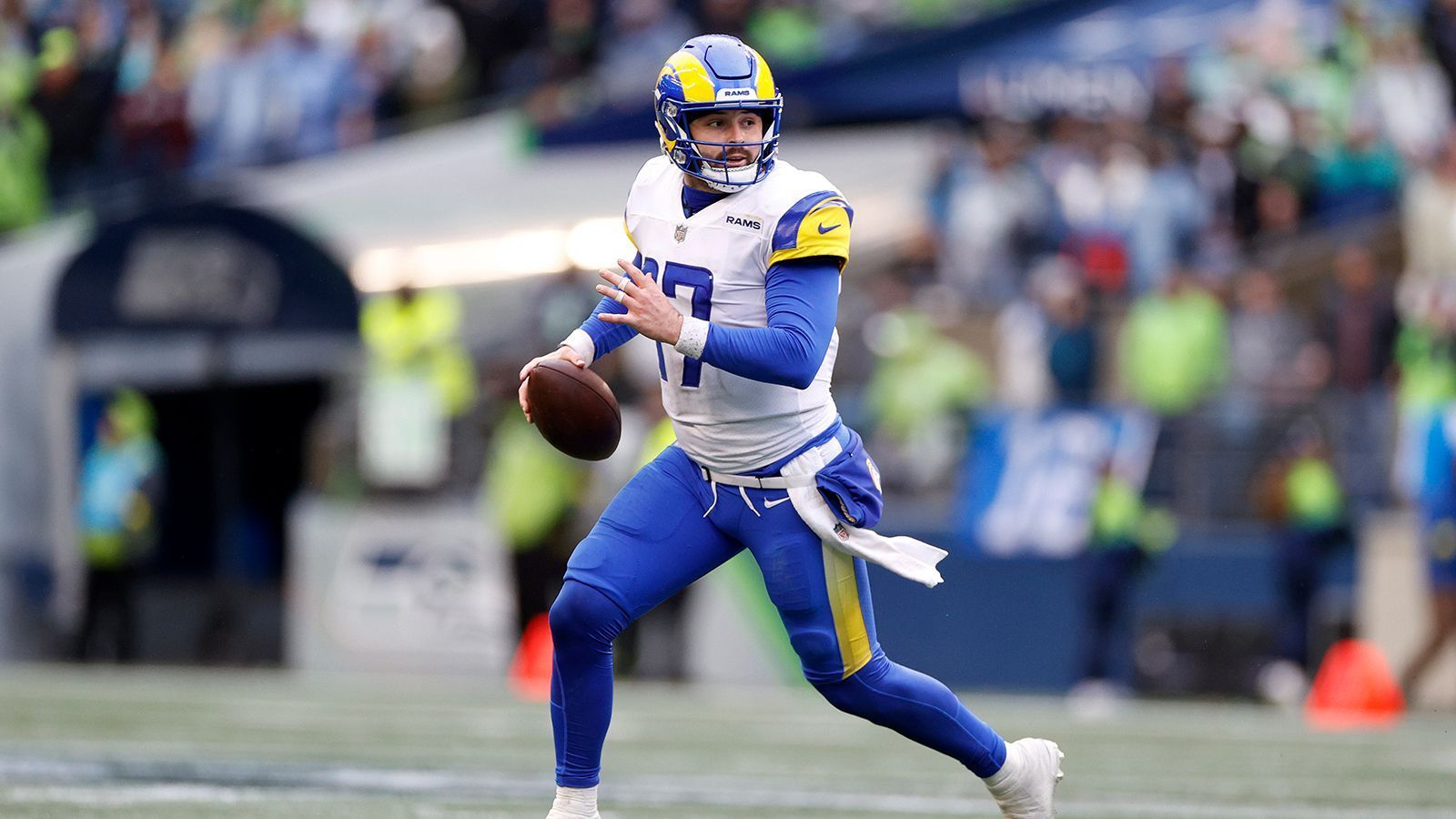 
                <strong>Baker Mayfield (Tampa Bay Buccaneers)</strong><br>
                Etwas leichter sind die Zusatzzahlungen für Baker Mayfield zu erreichen. Spielt er einen Großteil der Saison (85 Prozent der Snaps) als Starter, winken ihm eine Millionen US-Dollar. Eine Playoff-Teilnahme würde ihm in diesem Szenario eine weitere Millionen bescheren. 300.000 US-Dollar gibt's jeweils für eine ligaweite Top-10-Platzierung oder conference-weite Top-5-Platzierung in Kategorien wie Passing Yards, Passing Touchdowns, Completion Percentage oder Passer Rating. Pro Playoff-Spiel (in dem er 75 Prozent der Snaps spielt) kann er sich 250.000 US-Dollar verdienen. 
              