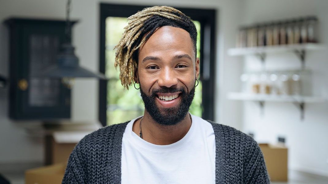 Vor allem viele Männer tragen Undercut – doch auch mehr und mehr Frauen finden Gefallen an dem Frisurentrend. Wir sagen: Der Undercut ist genderless und jede:r von euch kann diese coole Frisur tragen!