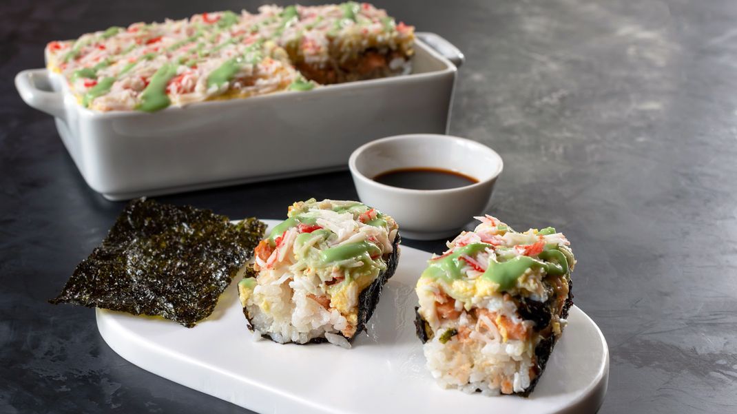 Sushi mal anders: Ein gebackener Sushi-Auflauf, bei dem die goldene Kruste den perfekten Biss verspricht.