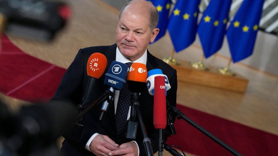 Olaf Scholz (SPD) spricht zu den Medien bei der Ankunft vor dem Gipfeltreffen des Europäischen Rates. 