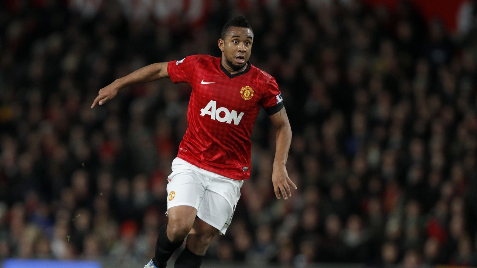 
                <strong>Anderson (Diebstahl, Verschwörung, Geldwäsche)</strong><br>
                Acht Jahre lang spielte Anderson bei Manchester United. Der zentrale Mittelfeldspieler war einer der Erfolgsgaranten, gewann an der Seite von Cristiano Ronaldo die englische Meisterschaft und die Champions League. Doch nun drohen dem Brasilianer bis zu zehn Jahre Gefängnis. Der 33-Jährige soll zusammen mit sieben Komplizen ein US-Amerikanisches Industrieunternehmen bestohlen haben. Insgesamt handelt es sich um 5,5 Millionen US-Dollar, die im Anschluss auf elf brasilianischen Konten eingezahlt wurden. Mit dem Geld sollen dann diverse Kryptowährungen gekauft worden sein - als Geldwäsche. Anderson gab bereits an, als Krypto-Händler tätig zu sein, mit dem Straffall will er aber nichts zu tun haben. 
              