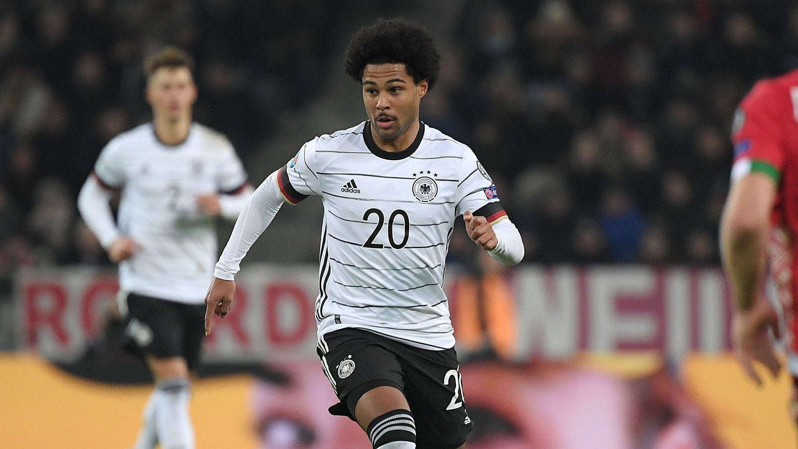 
                <strong>Mittelfeld</strong><br>
                Serge Gnabry (FC Bayern München): "Serge spielt bei mir immer", so Jogi Löw. Und das wird bei der Euro 2020 nicht anders sein. Panini kann eigentlich schon sein Sammelbild drucken. ran-Fazit: Sicher dabei
              