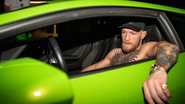 
                <strong>9. Hobby</strong><br>
                ...seit Neuestem gehört zu McGregors Fuhrpark ein quietsch-grüner Lamborghini. Keine Frage, Autos sind sein größtes Hobby außerhalb des Octagons.
              