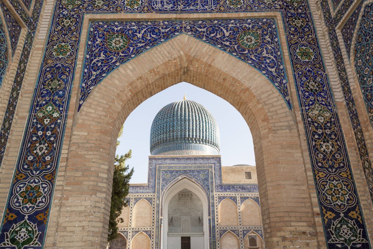 Gur-Emir-Mausoleum in Usbekistan: Der grausame Herrscher Timur Lenk, auch bekannt als Tamerlan, hat zwar Millionen Menschen auf dem Gewissen – aber auch einige imposante Bauwerke geschaffen. Unter anderem sein eigenes Mausoleum im usbekischen Samarkand.