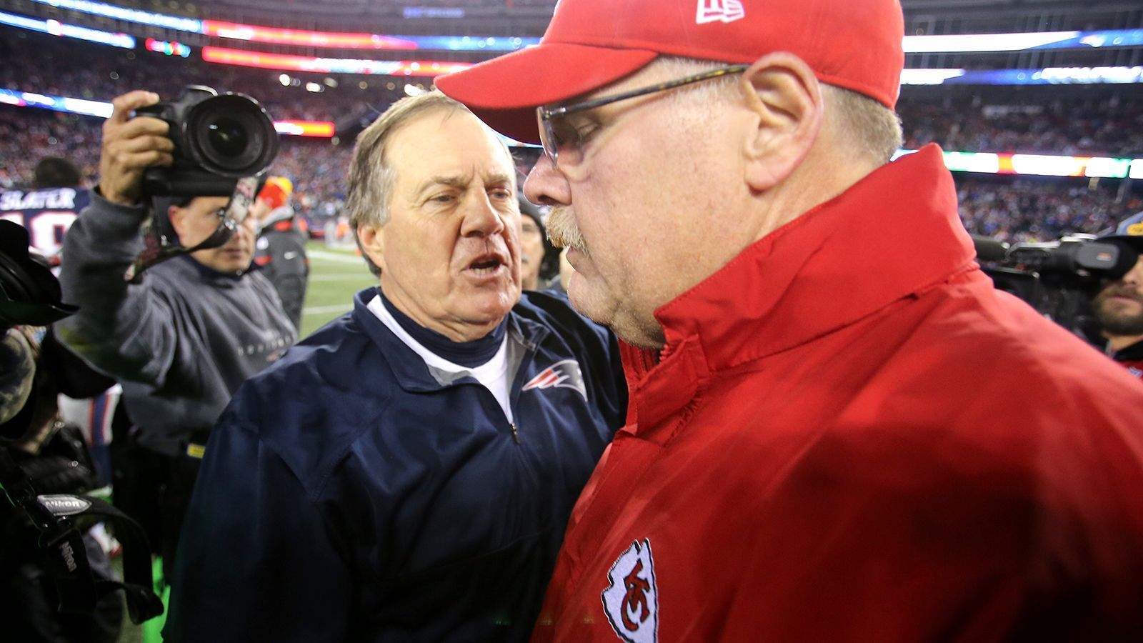 <strong>Trainer mit den meisten Niederlagen</strong><br>
                Bill Belichick (li.) hat mehr Super Bowls gewonnen als jeder andere NFL-Coach. Doch er musste sich auch oft geschlagen geben. In Woche 18 der Saison 2023 gegen die New York Jets stellte er einen Negativrekord ein <strong><em>ran</em></strong> zeigt die Trainer mit den meisten Niederlagen in der Regular Season.
