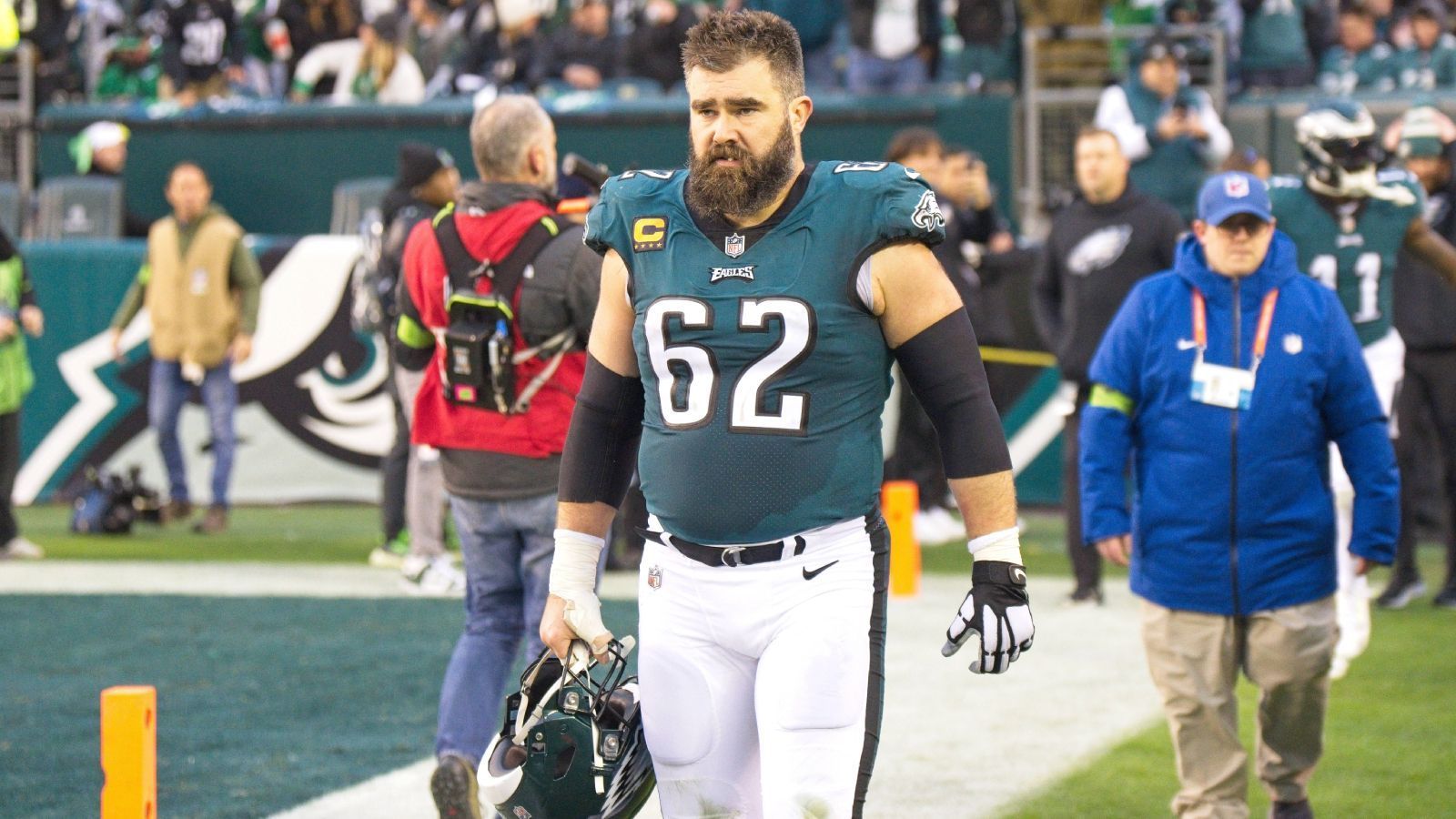 
                <strong>Platz 35: Jason Kelce</strong><br>
                &#x2022; Team: Philadelphia Eagles<br>&#x2022; Position: Center<br>&#x2022; Platzierung im Vorjahr: Nicht in den Top 50<br>
              