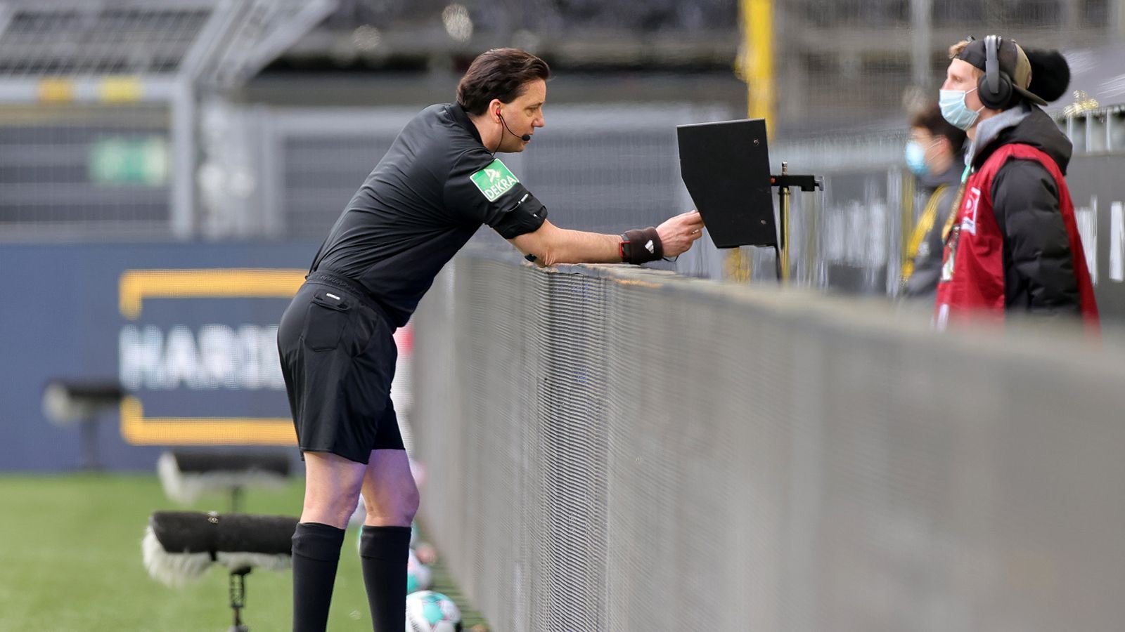 
                <strong>VAR im Blickpunkt</strong><br>
                Zweimal steht der VAR im Fokus, beide Male zum Nachteil der Eintracht. Ein Handspiel von Delaney in der ersten Halbzeit bewertet Schiedsrichter Manuel Gräfe nach Rücksprache mit den Videokollegen als nicht elfmeterreif, das zwischenzeitliche 2:1 von Ilsanker nehmen Feld- und Videoschiedsrichter nach kurzer Beratung zurück. Beide Entscheidungen sind richtig.
              