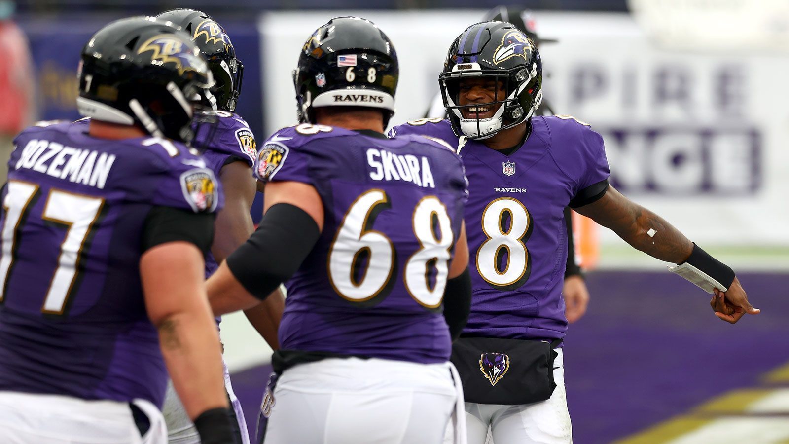 
                <strong>Baltimore Ravens (Week 12 in Pittsburgh)</strong><br>
                Es ist gut möglich, dass es in Week 12 bereits zu einer Vorentscheidung in der AFC North kommt. Die Ravens liegen schon zwei Spiele hinter den Steelers und dürfen sich keine Fehler mehr erlauben. Quarterback Lamar Jackson war zwar bisher nicht in MVP-Form, doch das Potenzial der Offense ist unbestritten. Auch die Defense der Ravens kann es jederzeit mit Pittsburgh aufnehmen und begrenzte Ben Roethlisberger im ersten Aufeinandertreffen in dieser Saison auf gerade einmal 173 Yards. Das Topspiel am Thanksgiving Abend (live auf ProSieben und ran.de) wird hart umkämpft sein und ist für die Steelers möglicherweise ein absoluter Stolperstein.
              