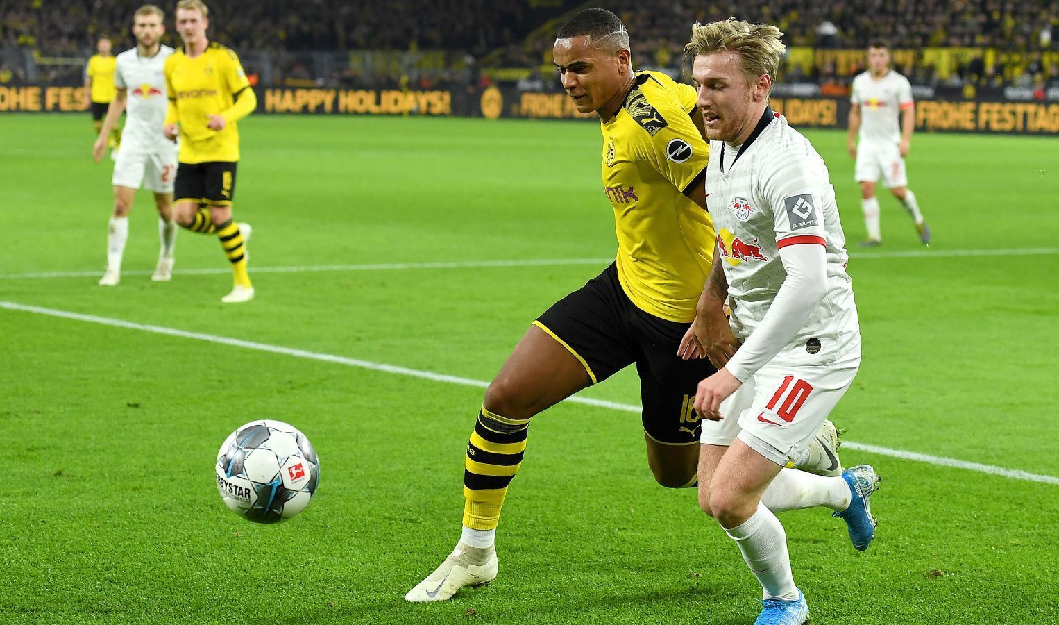 
                <strong>Manuel Akanji (Borussia Dortmund)</strong><br>
                Mit einem Querpass im eigenen Strafraum lässt der Schweizer kurz den Puls von Teamkollegen und Fans hochschnellen. Findet schwergängig in die Partie, macht seine Sache aber ordentlich. ran-Note: 3
              