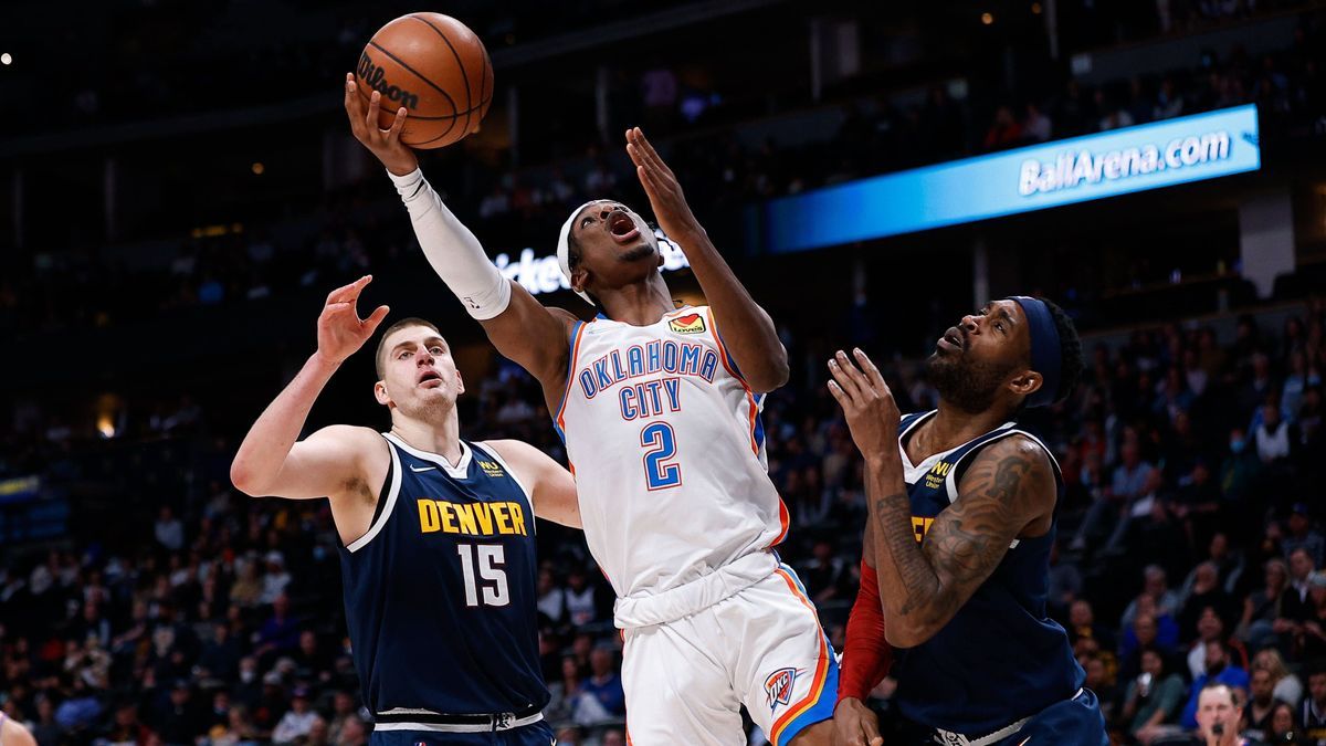 NBA, Basketball Herren, USA Oklahoma City Thunder at Denver Nuggets, Mar 2, 2022; Denver, Colorado, USA; Oklahoma City Thunder guard Shai Gilgeous-Alexander (2) drives to the net against Denver Nug...