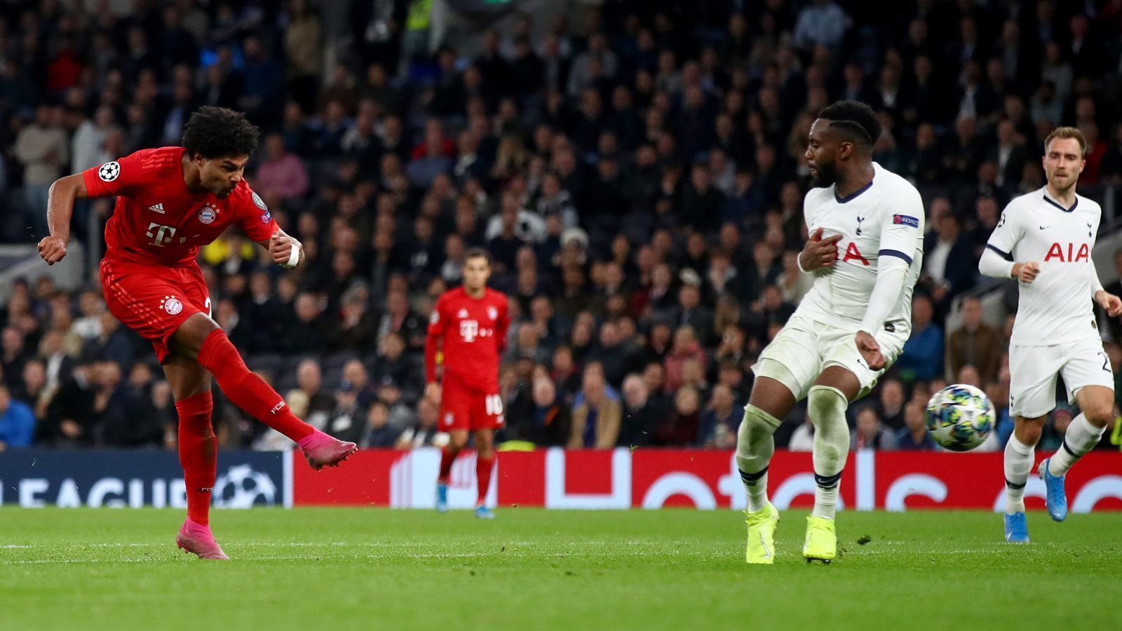 
                <strong>Touchdown des FC Bayern in Tottenham</strong><br>
                Kaum ist das Stadion eröffnet, reißt es der FC Bayern auch schon wieder ab. Nur wenige Tage vor dem ersten Duell zweier NFL-Teams erzielt der FC Bayern schon den ersten "Touchdown" beim 7:2 gegen die Tottenham Hotspur beim Gastspiel in der Champions League. Serge Gnabry schießt die Spurs fast schon im Alleingang mit vier Toren ab. Auch den "Extra Punkt" zum 7:2-Endstand versenkt der deutsche Nationalspieler.
              