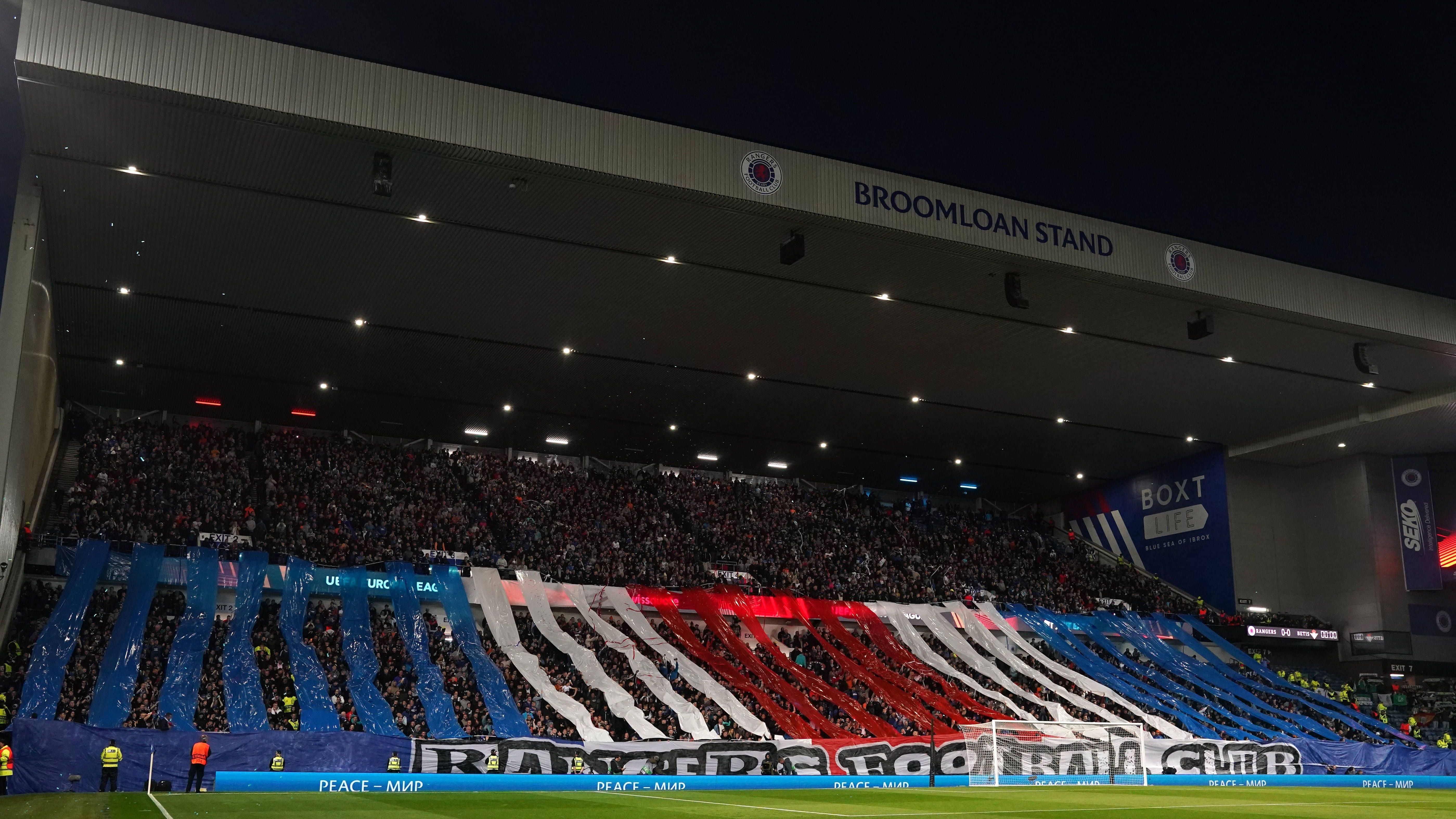 <strong>Glasgow Rangers<br></strong>Beim Heimspiel der Glasgow Rangers gegen Real Betis verwandelten die Fans des schottischen Traditionsklubs den Unterrang des Broomloan Stands kurzerhand in ein Meer aus Blau, Weiß und Rot - den Vereinsfarben der Rangers.&nbsp;
