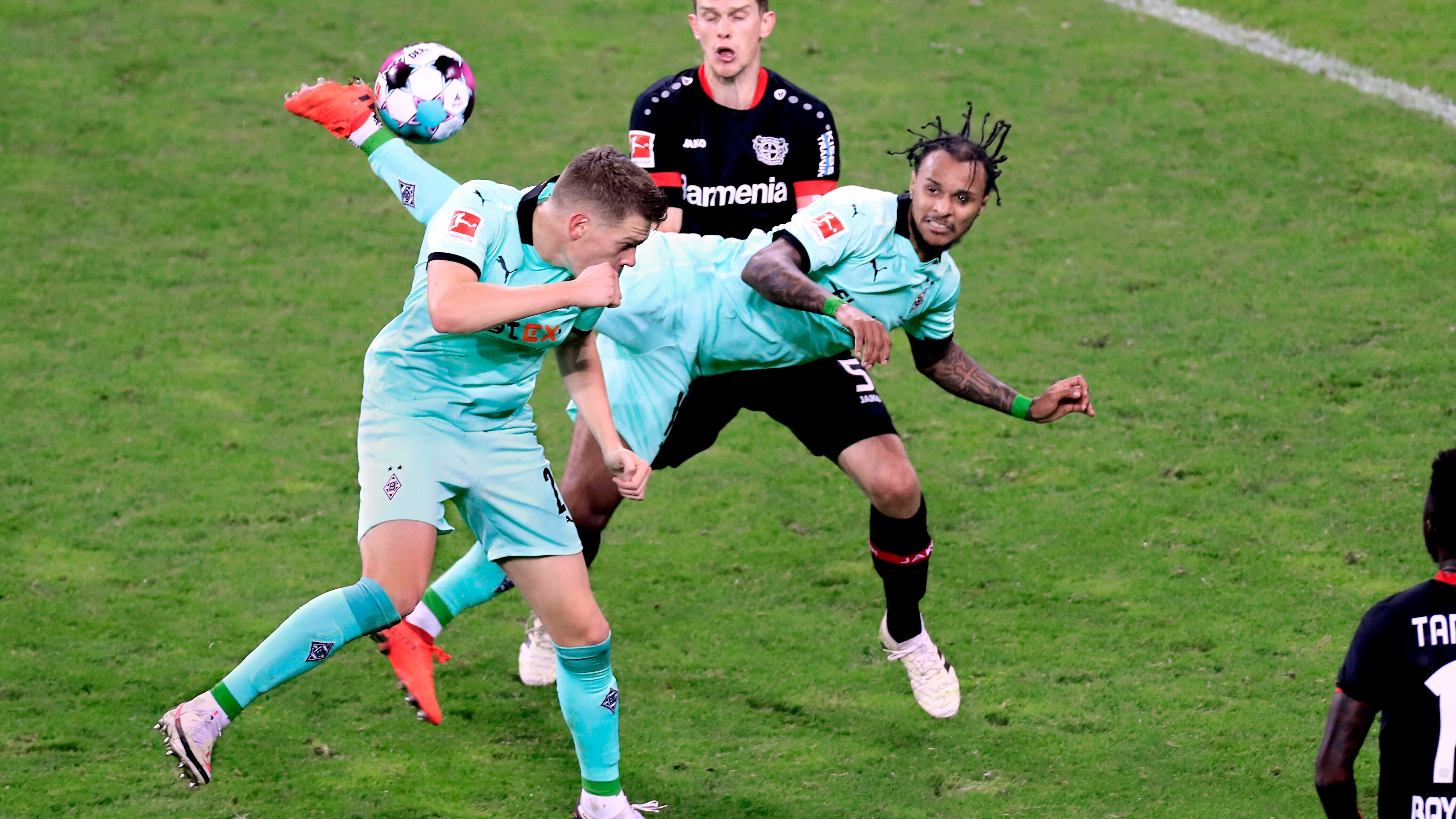 
                <strong>Spiel der Saison: Bayer 04 Leverkusen - Borussia Mönchengladbach 4:3</strong><br>
                08. November 2020, 7. Spieltag der Bundesliga-Saison, Derby-Time. Und diese Partie hielt genau, was sich viele Fans von einem Derby erhofft hatten. In der ersten Halbzeit lieferten sich Lars Stindl auf Gladbacher und Lucas Alario auf Leverkusener Seite zunächst ein perönliches Duell. Stindl traf zur Führung nach 18 Minuten, Alario glich keine zehn Minuten später aus. Stindl erhöhte auf 2:1 in Minute 30, Alario netzte vor der Pause zum 2:2. Nach dem Seitenwechsel blieb die Werkself dann am Drücker und Bailey und Baumgartlinger erhöhten bis zur 82. Minute auf 4:2. Verrückter Schlusspunkt der Partie war dann das Kunststück von Valentino Lazaro (Foto). Nach einer Hereingabe in den Sechzehner setzte der Österreicher zum Scorpion-Kick an und das Leder senkte sich über Bayer-Keeper Hradecky ins lange Eck. Für viele das Tor des Jahres. 
              