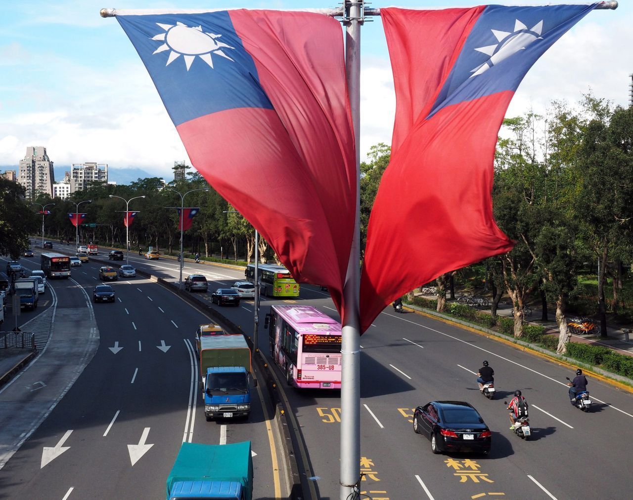 Taiwan steht mit China seit mehr als 70 Jahren im Konflikt. Der Inselstaat, offiziell Republik China genannt, verwaltet sich seit 1949 selbst. Die Mehrheit der dort lebenden Menschen versteht sich deshalb als Bürger:innen Taiwans und nicht als Chines:innen. Die kommunistische Führung in Peking betrachtet Taiwan aber als Teil ihres Landes und strebt eine "Wiedervereinigung" an, obwohl sie den Inselstaat nie kontrolliert hat. D