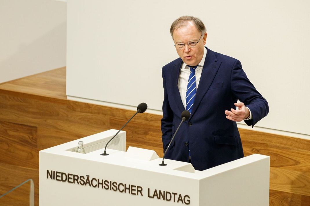 Niedersachsens Ministerpräsident Stephan Weil (SPD) erwartet in der ersten Jahreshälfte 2021 keine Überwindung der Pandemie. Deshalb soll der 6-Stufen-Plan sowohl den Fall abdecken, dass sich die Infektionslage beruhigt, als auch eine schnelle Reaktion ermöglichen, wenn die Situation wieder schlechter wird.