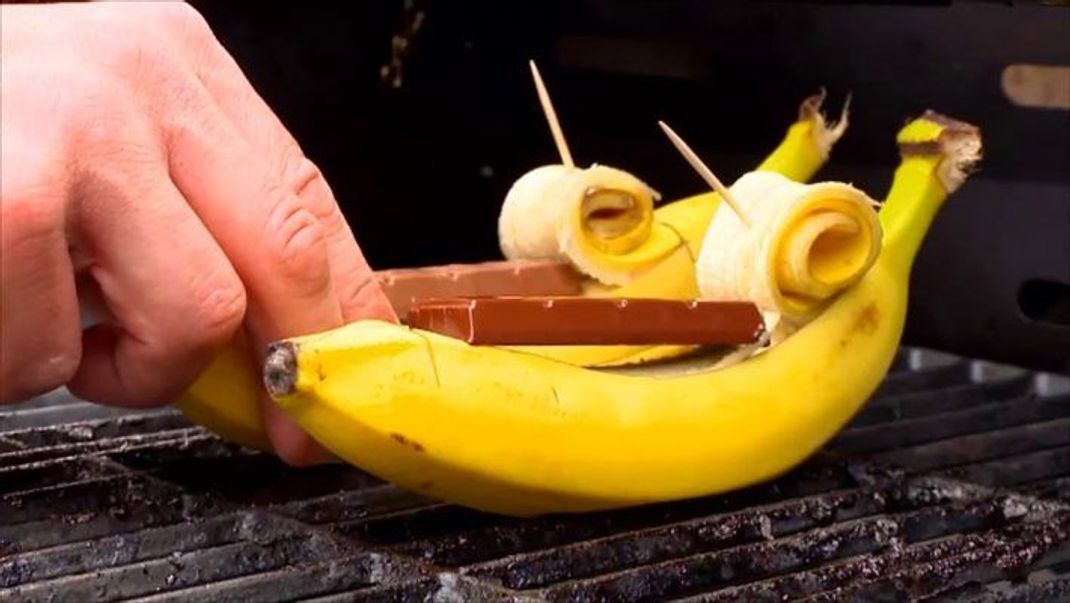 Bananen grillen fürs sweet BBQ: Sehr einfach zuzubereiten und lecker ist die Schoko-Banane vom Grill.