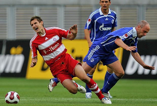 
                <strong>2007: Ligapokal</strong><br>
                Anderes Trikot - gleicher Pokal. Im Trikot des FC Bayern München bekam Klose im Endspiel gegen Schalke zwar ordentlich auf die Socken, doch dafür erzielte er den einzigen Treffer im Finale.
              