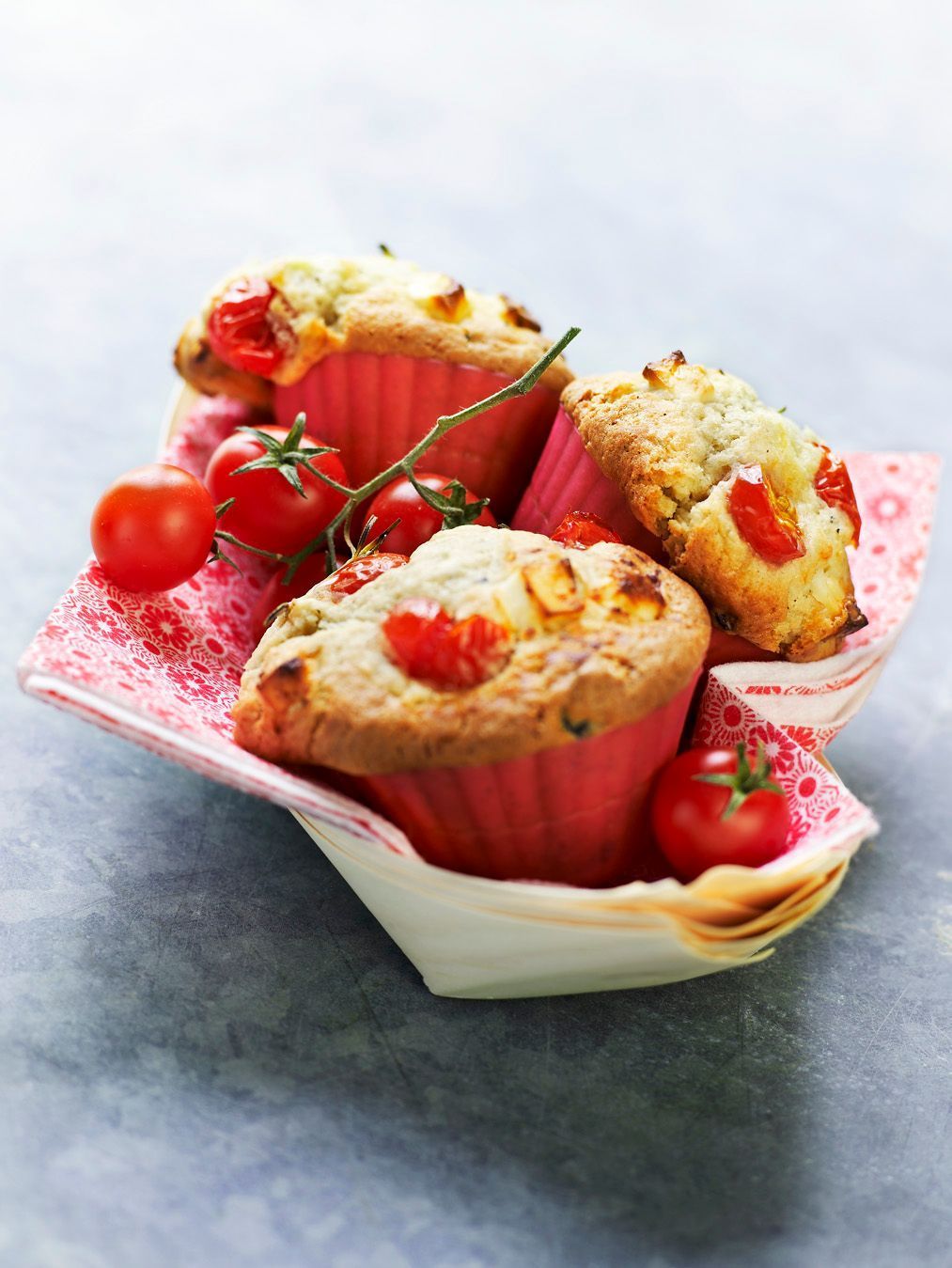 Enie backt: Rezept-Bild Tomatenmuffins mit Zwiebeln und Basilikum