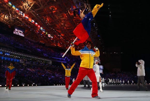 
                <strong>Vorfreude</strong><br>
                Besonders begeistert von der Zeremonie ist Antonio Pardo. Der venezolanische Fahnenträger feiert sich selbst auf dem Laufsteg und genießt den Moment.
              