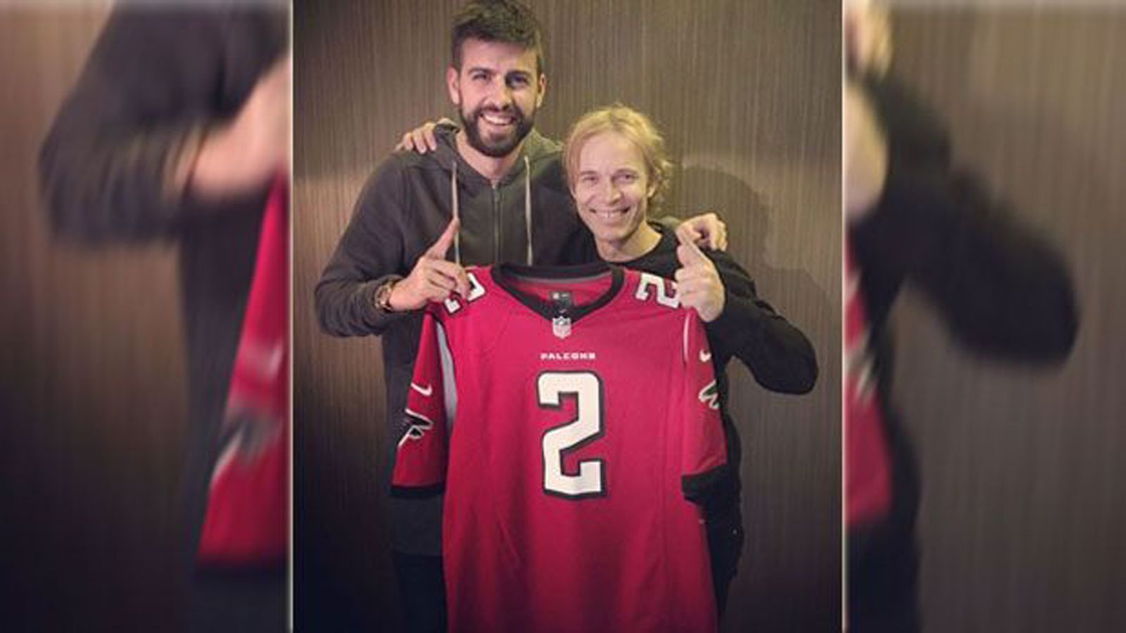 <strong>Gerard Pique (Atlanta Falcons)</strong><br>
                Gerard Pique, langjähriger Abwehr-Star des FC Barcelona, drückte beim Super Bowl 2017 den Falcons die Daumen. Ihm wurde ein Trikot von Quarterback Matt Ryan geschenkt. "Ich bin bereit für den Super Bowl", twitterte der Fußballer damals.
