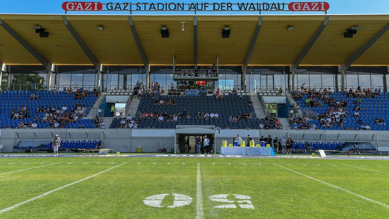 
                <strong>Stuttgart Surge</strong><br>
                Auch aus Baden-Württemberg gibt es einen Vertreter in der ELF. Die Stuttgarter spielen im Gazi-Stadion auf der Waldau unterhalb des Fernsehturms. 11.468 Zuschauer fasst die Heimstätte.
              