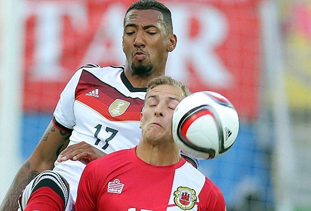 
                <strong>Jerome Boateng</strong><br>
                Der nachnominierte Boateng kann seinen Urlaubsmodus nicht komplett abstellen. Bei Chipolinas Großchance schläft der Bayern-Verteidiger den Schlaf des Gerechten. Fängt sich im Laufe des Spiels und leistet sich keine Patzer mehr. ran-Note: 4
              