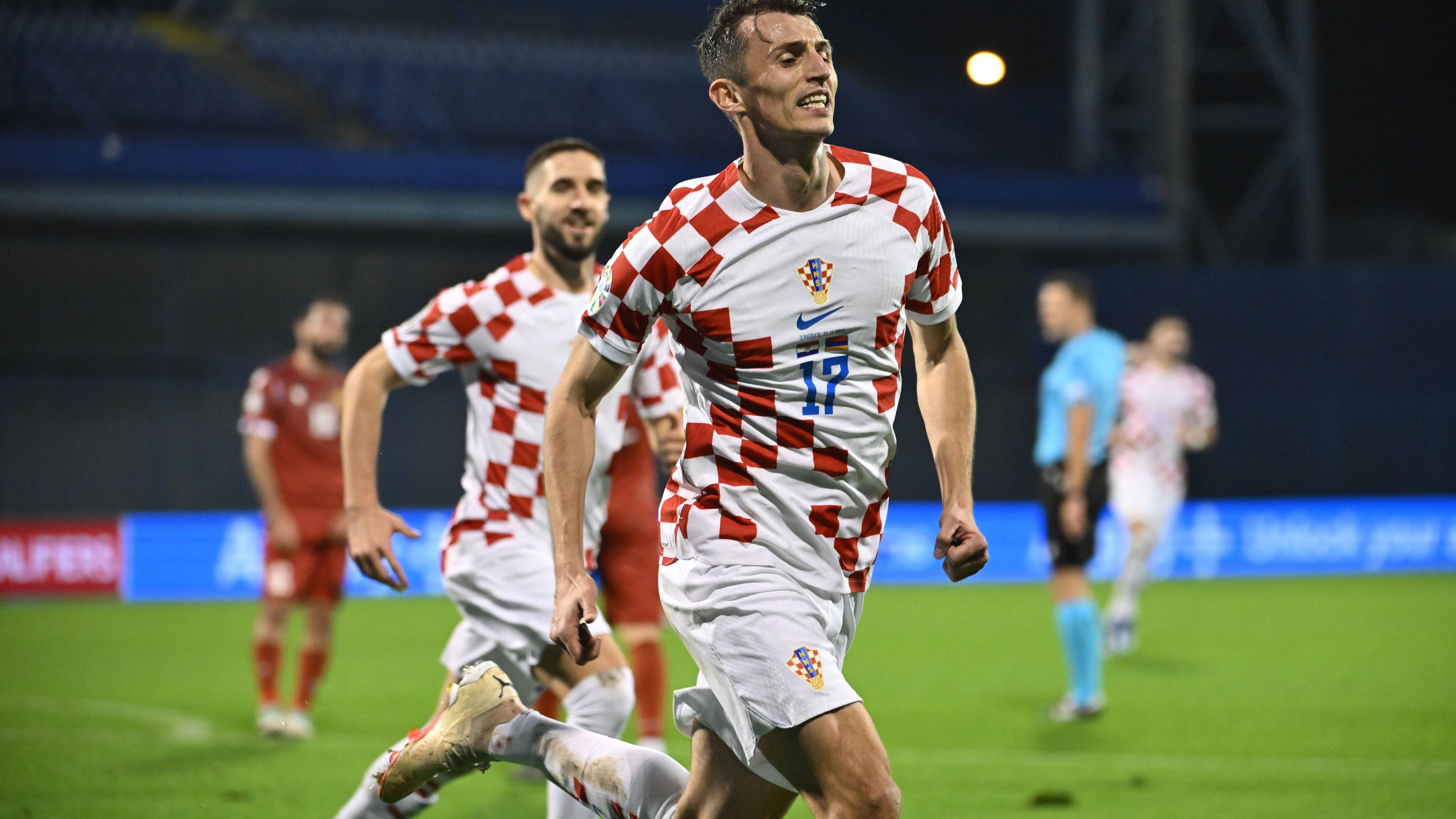 <strong>Kroatien</strong><br>Mit einem knappen 1:0-Erfolg gegen Armenien lösen die Kroaten um Oldie Luka Modric als letztes Team das direkte EM-Ticket über die Qualifikation. Dank Ante Budimirs Treffer sicherte sich Kroatien am letzten Spieltag Platz zwei in der Gruppe D hinter der Türkei. Wales wird nach einem 1:1 gegen die Türkei Dritter.