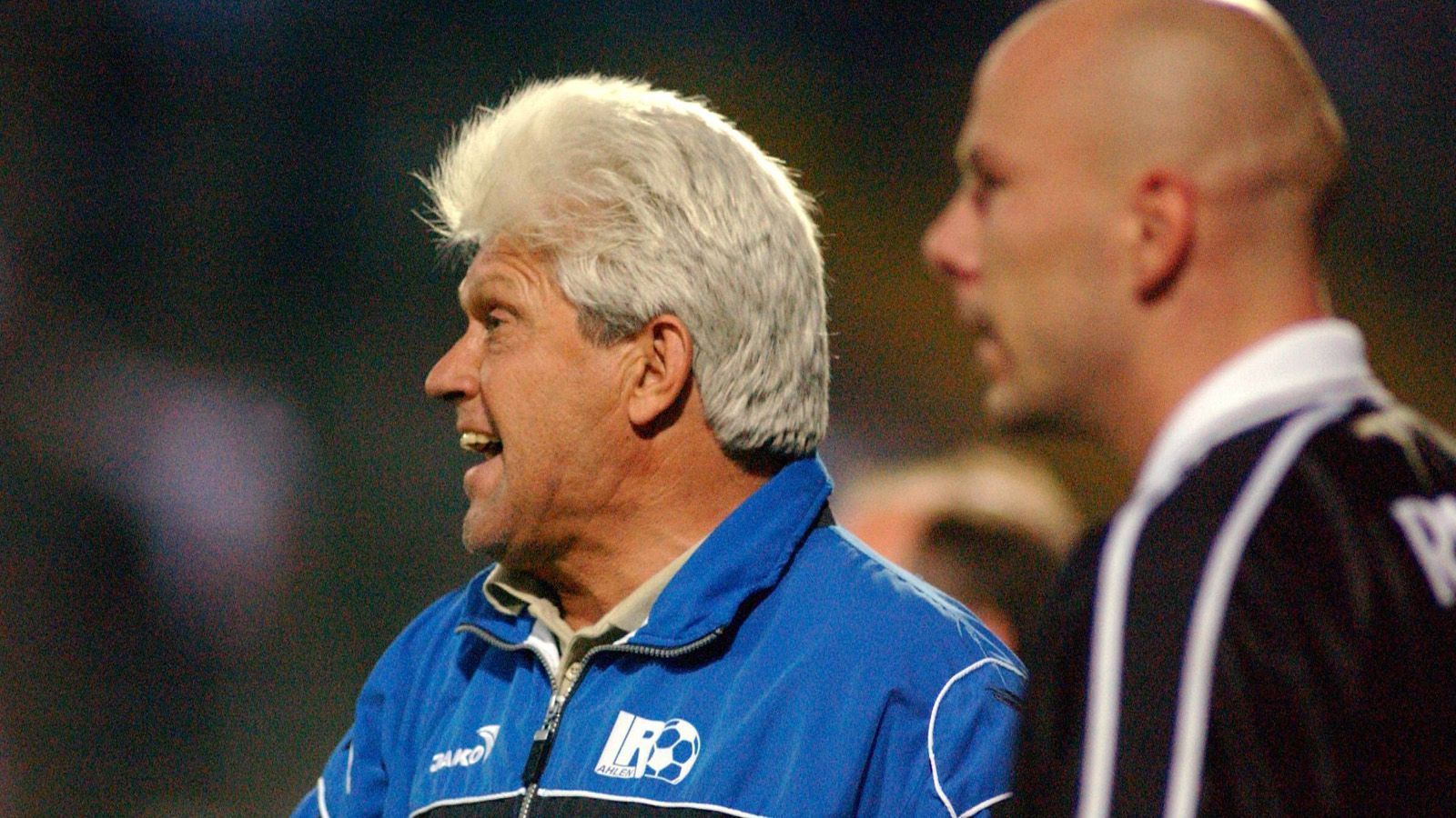 
                <strong>Werner Lorant</strong><br>
                Zwar trainierte Werner Lorant 2003 den Zweitligisten LR Ahlen, seine Strafe vom DFB-Sportgericht war allerdings mehr als bundesligawürdig. Nachdem Lorant über den späten Ausgleichstreffer seiner Mannschaft gegen Union Berlin feierte, zeigte er er den gegnerischen Fans prompt den Stinkefinger. Das gefiel weder den Unioner Fans, noch dem DFB. Für den bösen Finger wurde Lorant zu einer Strafe von 12.000 Euro verdonnert.
              