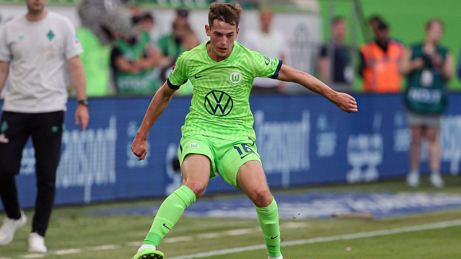 
                <strong>Jakub Kaminski (VfL Wolfsburg)</strong><br>
                &#x2022; Vertrag bis: 30. Juni 2027 - <br>&#x2022; Alter: 20 Jahre - <br>&#x2022; Position: Linksaußen - <br>&#x2022; Nationalität: Polen<br>
              