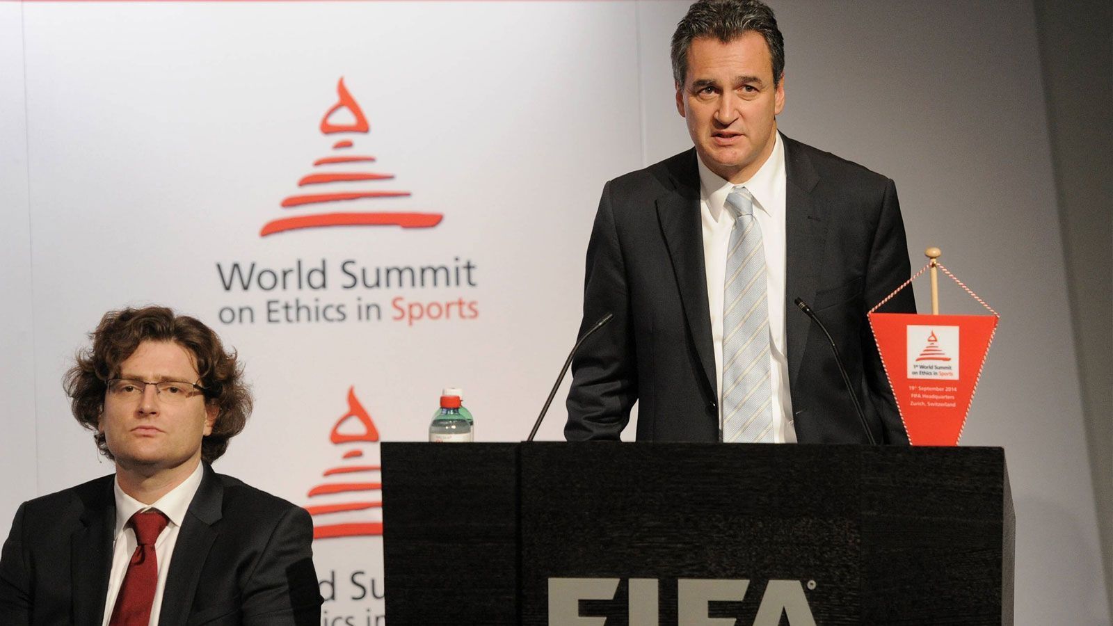 
                <strong>27. August 2012</strong><br>
                Der frühere US-Anwalt Michael Garcia, Vorsitzender der Untersuchungskommission der neuen FIFA-Ethikkommission, kündigt eine Untersuchung beider WM-Vergaben an.
              