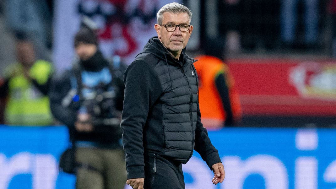 Der jetzt entlassene Union-Berlin-Trainer Urs Fischer beim Spiel seines Teams in Leverkusen.