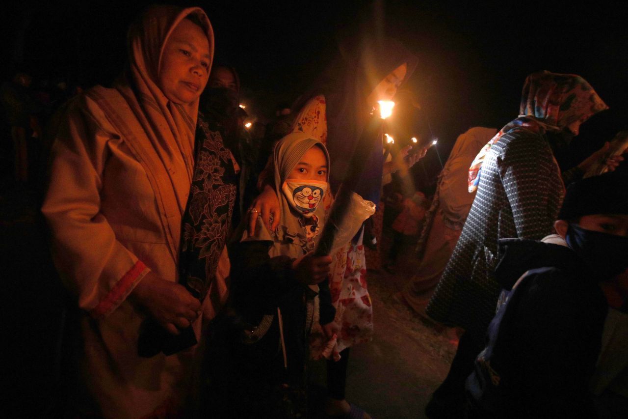 Anhänger:innen des Islam feiern in Indonesien den Neujahrstag mit einem Fackelzug. Muslima und Muslime gedenken an diesem Tag Mohammeds Auswanderung aus seiner Geburtsstadt Mekka. 