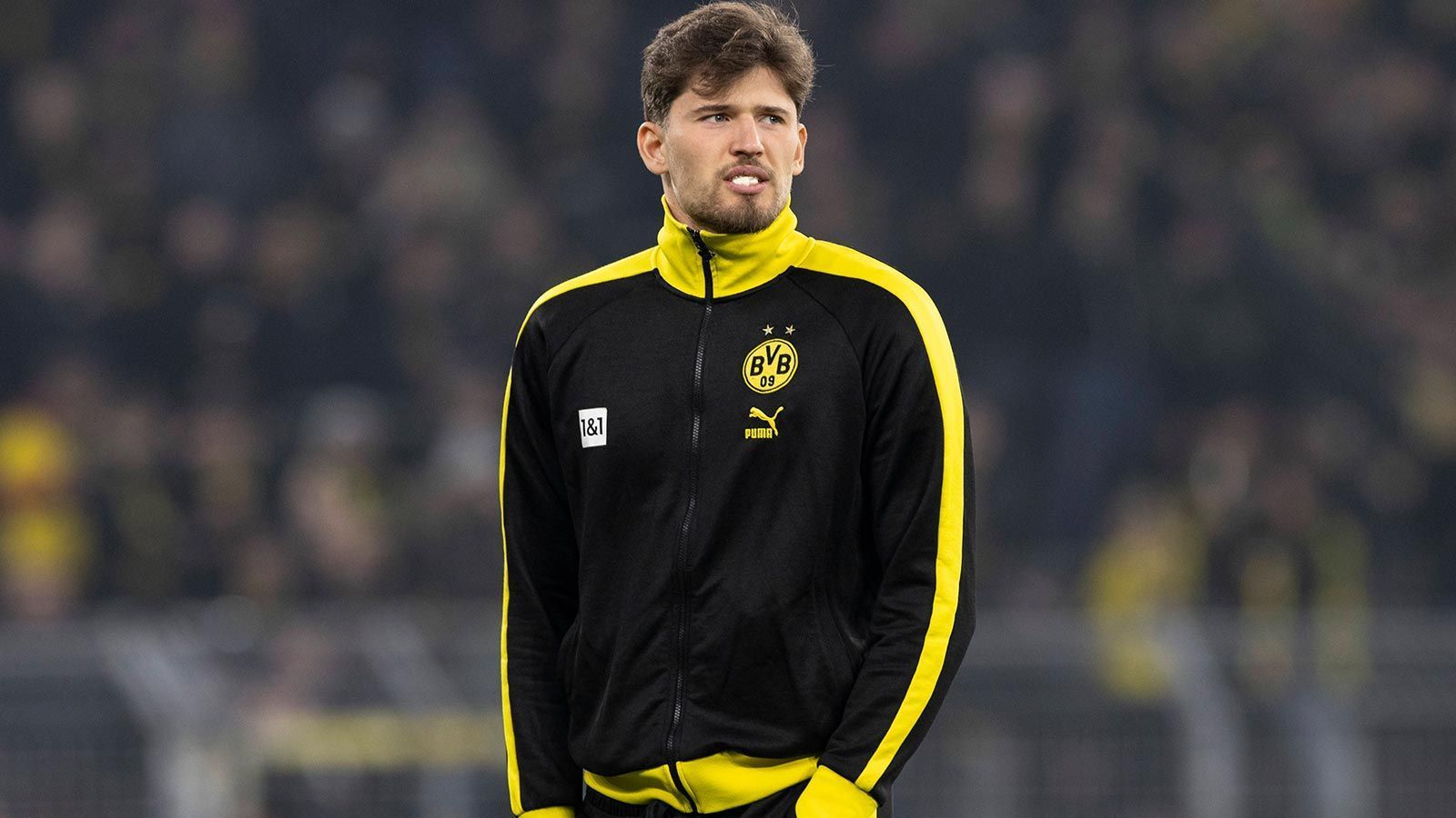 
                <strong>Gregor Kobel (Borussia Dortmund)</strong><br>
                Gregor Kobel verpasste die vergangenen vier Pflichtspiele der Borussen wegen anhaltender Oberschenkelprobleme. Für den Klassiker gegen den FC Bayern ist er laut eigener Aussage aber wieder fit. Zu "Sky" sagte er, dass die Entscheidung über seinen Einsatz aber bei Trainer Edin Terzic liege. "Aber ich bin wieder fit und stehe zur Verfügung", sagte der Torhüter. Auch Terzic bestötigte am Freitag: Kobel wird spielen!
              