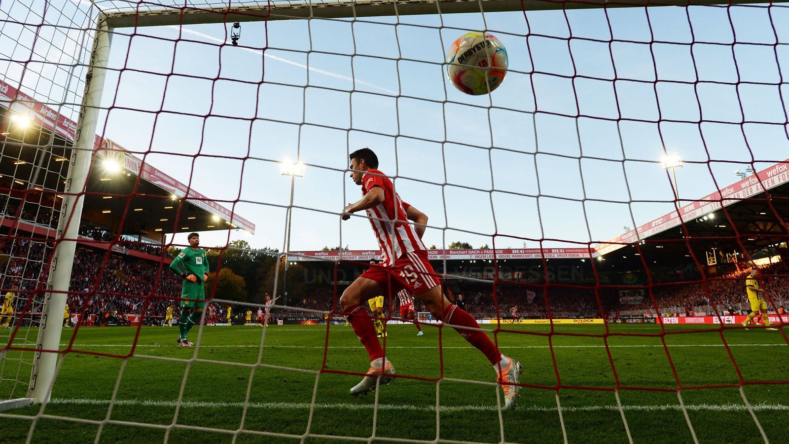 
                <strong>Keeper Kobel mit Mega-Patzer - Union führt! </strong><br>
                So schnell kann's gehen und es steht 1:0 für Union Berlin! In der 8. Minute vertritt sich BVB-Schlussmann Kobel beim Rückpass von Mats Hummels und segelt am Ball vorbei. Union-Stürmer Janik Haberer muss das Leder nur noch ins leere Tor einschieben. Die Berliner führen gegen die Schwarz-Gelben. 
              