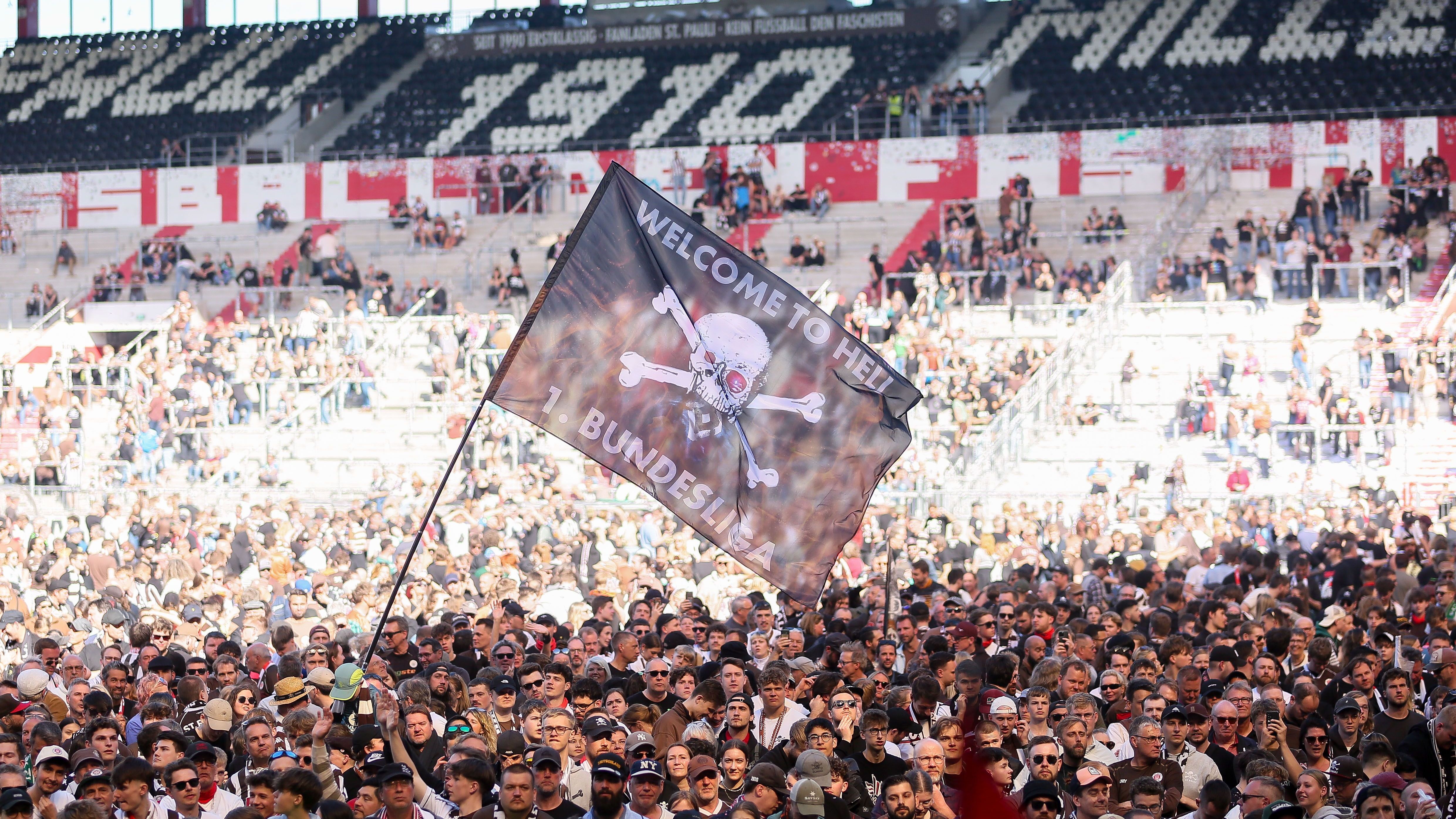 <strong>FC St. Pauli</strong><br>Vereinshymne: "Das Herz von St.Pauli" (Phantastix &amp; Elf)