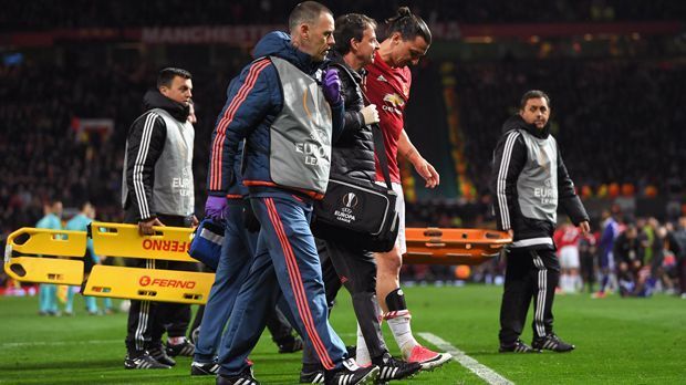 
                <strong>Zlatan Ibrahimovic (Manchester United)</strong><br>
                Wegen einer Kreuzbandverletzung fällt Manchester Uniteds Zlatan Ibrahimovic voraussichtlich noch bis zum Jahresende aus. Der 35-jährige Schwede erlitt die Verletzung im Europa-League-Spiel der Vorsaison gegen Anderlecht und musste den späteren Triumph in diesem Wettbewerb gegen Ajax Amsterdam auf Krücken miterleben. Nun arbeitet der Schützling von Jose Mourinho am Comeback, nachdem die "Red Devils" den 1,95-Hünen im Ende August erneut für ein Jahr unter Vertrag nahmen. Für den Champions-League-Kader Uniteds wurde "Ibra" nicht gemeldet, was dafür spricht, dass ein Comeback wirklich erst 2018 realistisch ist.
              