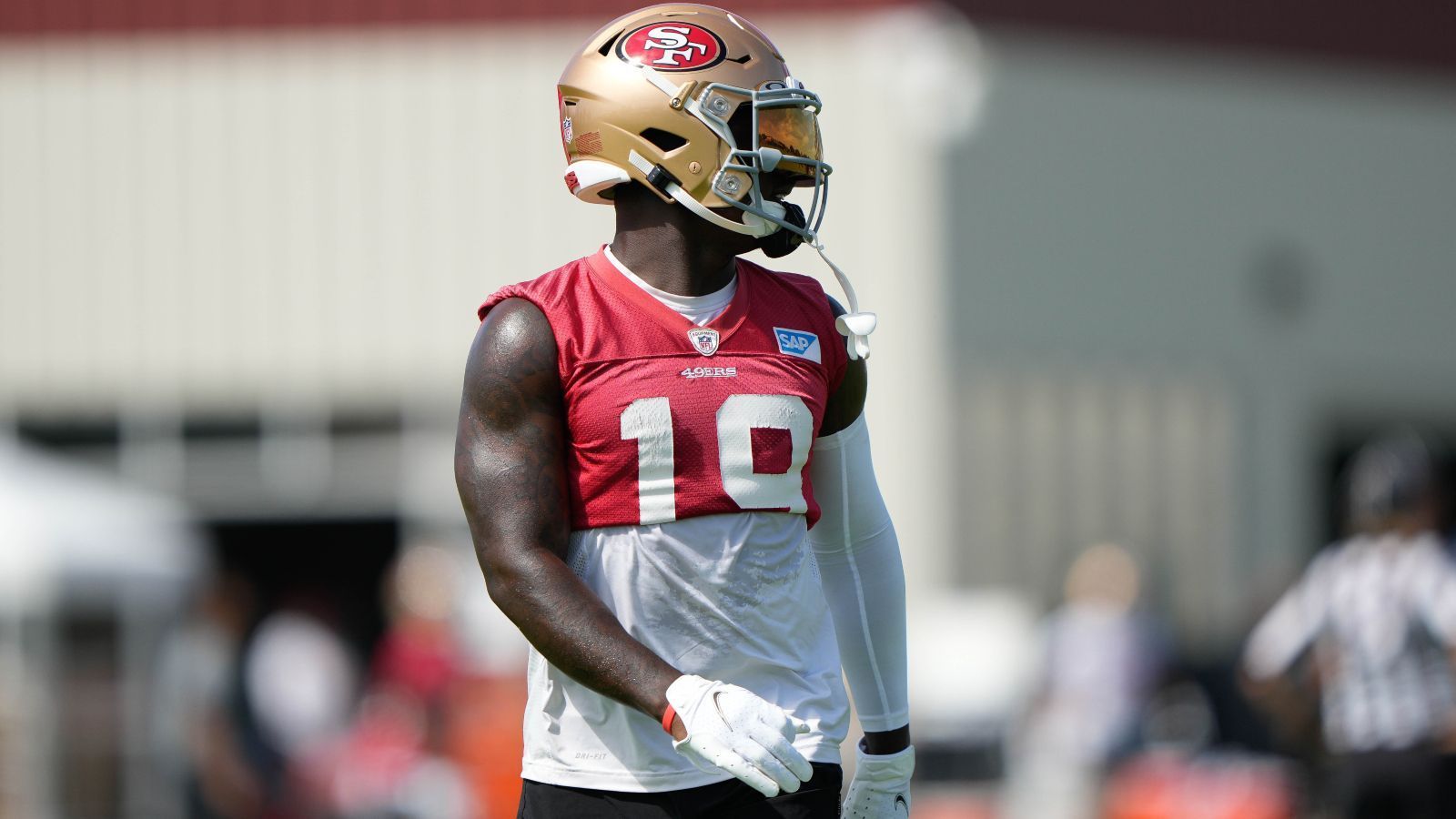 
                <strong>Gewinner: Deebo Samuel (San Francisco 49ers)</strong><br>
                Zwar hat Deebo Samuel noch nicht sonderlich viel im Camp der San Francisco 49ers trainiert, dennoch gehört er zu unseren Gewinnern. Warum? Nach seinem kleinen Trainingsstreik wurde er mit einer Vertragsverlängerung über knapp 71,5 Millionen Dollar und drei Jahre ausgestattet. Zudem dürfte er sich als Playmaker im Backfield, Slot oder außerhalb der Nummern zur Lieblingsanspielstation für den noch jungen Trey Lance entwickeln.
              