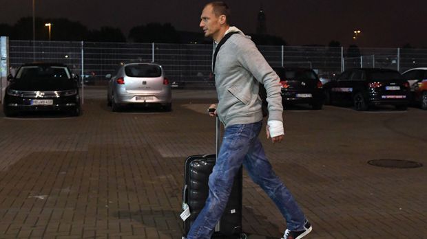 
                <strong>Jaroslav Drobny</strong><br>
                Jaroslav Drobny: Das Training bei der tschechischen Nationalmannschaft hat für den Werder-Keeper langwierige Folgen. Denn Routinier Drobny, der erst kürzlich zur Nummer 1 der Bremer aufstieg, fällt nun wegen einem Ellenbruch mehrere Wochen aus. Kurios: Der Tscheche hält offenbar nichts von einer Trainingspause und mischt auch mit Gips weiterhin mit. Das nennt man vorbildlichen Einsatz!
              