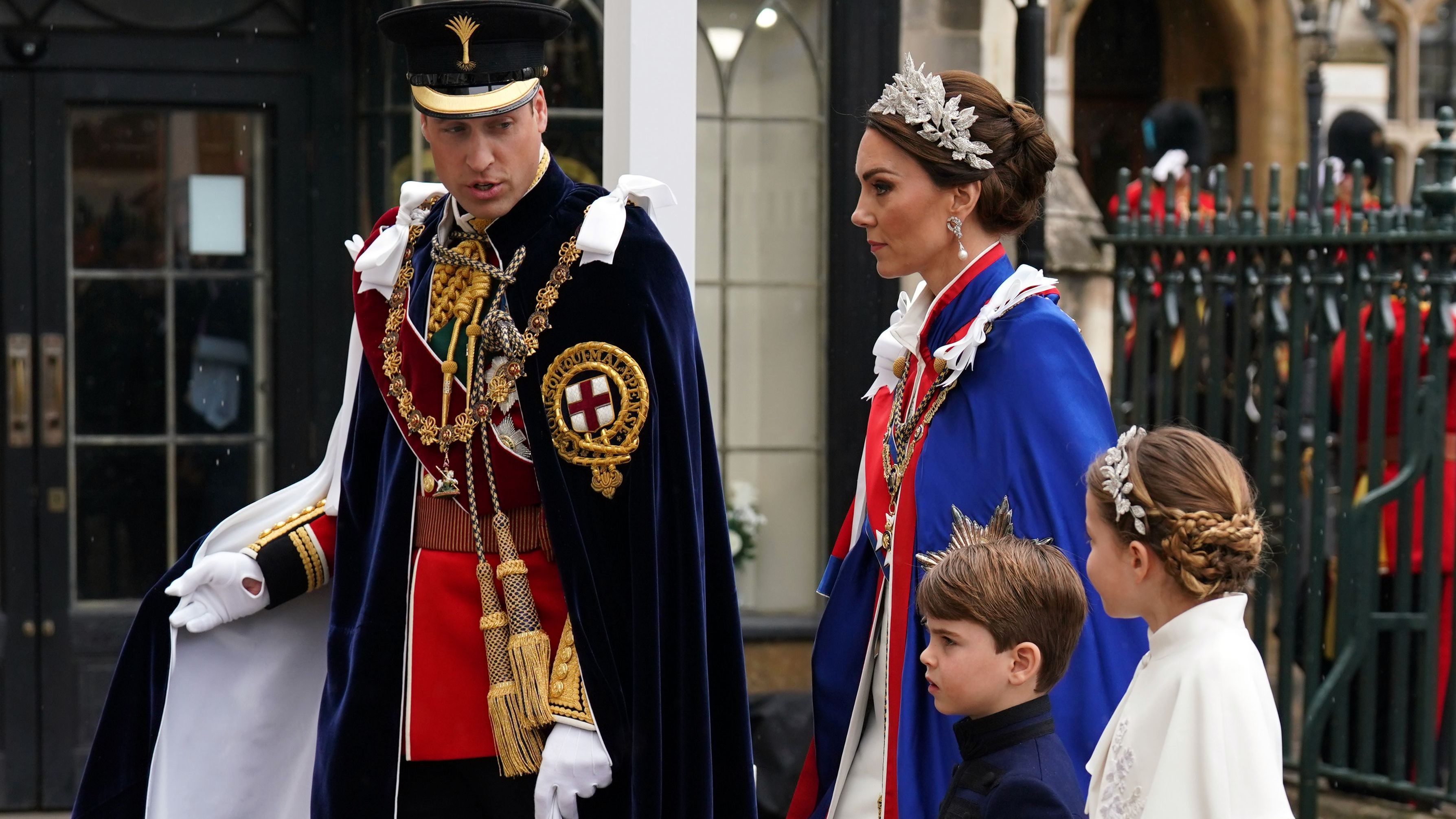 William und Kate mit Princess Charlotte and Prince Louis am Eingang der Westminster Abbey