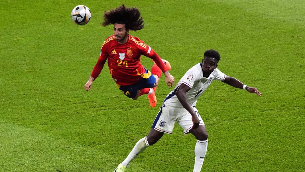 Spain v England - UEFA EURO, EM, Europameisterschaft,Fussball 2024 - Final - Olympiastadion Spain s Marc Cucurella and England s Bukayo Saka battle for the ball during the UEFA Euro 2024 final match at the Olympiastadion, Berlin. Picture date: Sunday July 14, 2024. Use subject to restrictions. Editorial use only, no commercial use without prior consent from rights holder. PUBLICATIONxNOTxINxUKxIRL Copyright: xAndrewxMilliganx 76848041