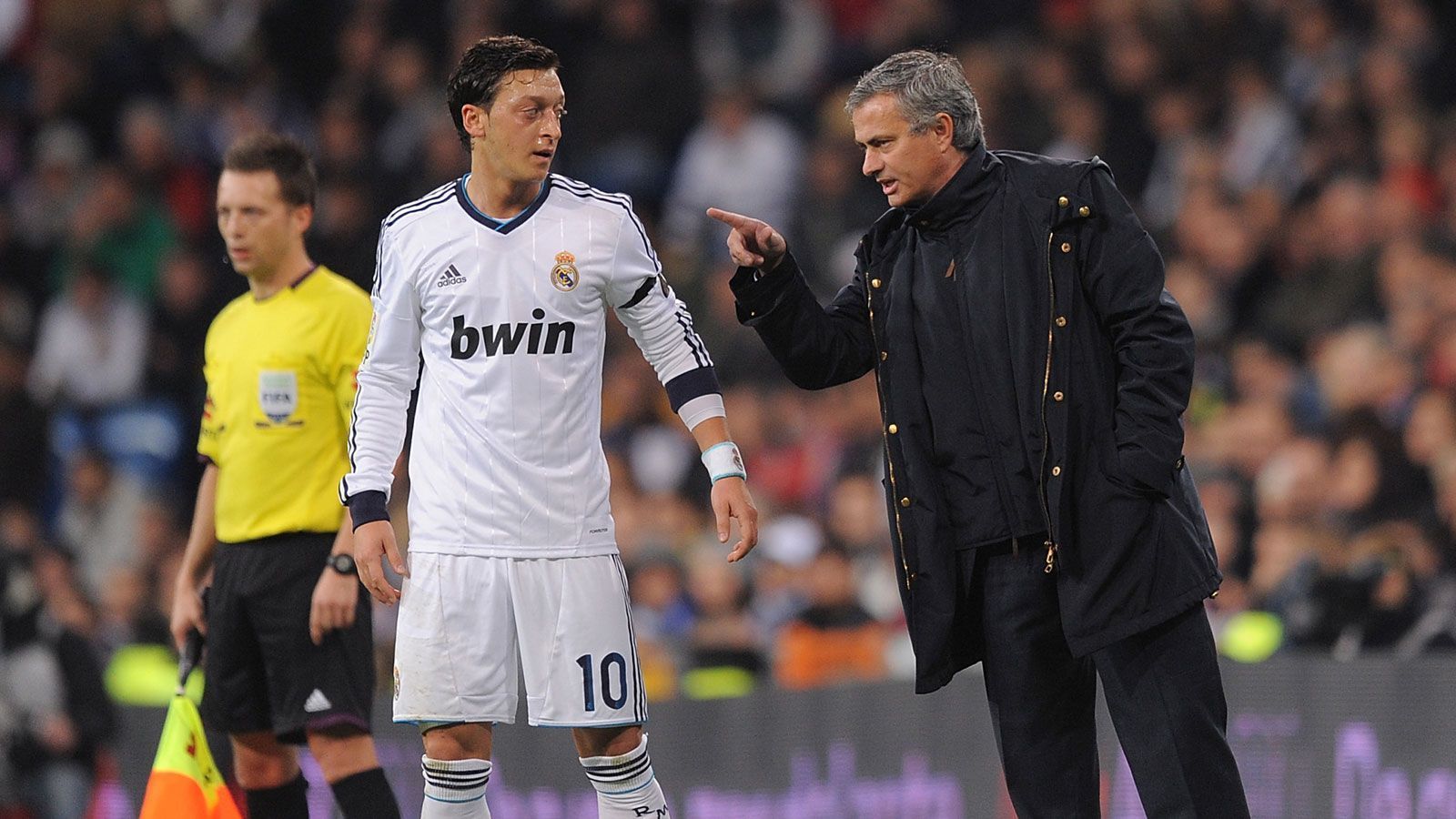 
                <strong>Mit Özil, ohne Sergio Ramos - das ist Jose Mourinhos Topelf</strong><br>
                Spurs-Coach Jose Mourinho kann in seiner Karriere auf eine beeindruckende Titelsammlung blicken: Neben zahlreichen nationalen Meisterschaften und Pokalsiegen gewann er zwei Mal die Champions League (FC Porto und Inter Mailand) und holte den UEFA-Cup (FC Porto) sowie die Europa League (Manchester United). Nun hat der Portugiese der Zeitung "Manchester Evening News" seine Traumelf verraten – bestehend aus Spielern, die er bereits trainiert hat. Während der zuletzt ausgebootete Mesut Özil mit dabei ist, finden Top-Stars wie Sergio Ramos oder Zlatan Ibrahimovic keine Berücksichtigung. ran.de zeigt Mourinhos "Lieblinge" in der Bildergalerie.
              