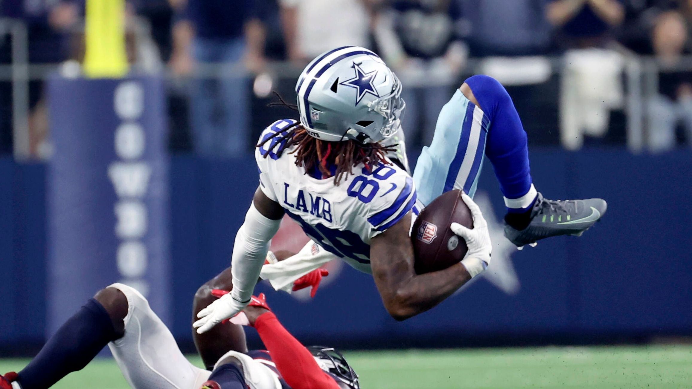 <strong>Dallas Cowboys: Stärken (Offensive):</strong><br>Die größte Stärke der Offense der Dallas Cowboys ist wohl das Passing Game. Mit CeeDee Lamb hat Dallas einen Top 10-Wide Receiver im Kader. In der Offseason kam via Trade Brandin Cooks von den Houston Texans, der dank seiner Geschwindigkeit immer eine Gefahr für einen tiefen Pass ist.