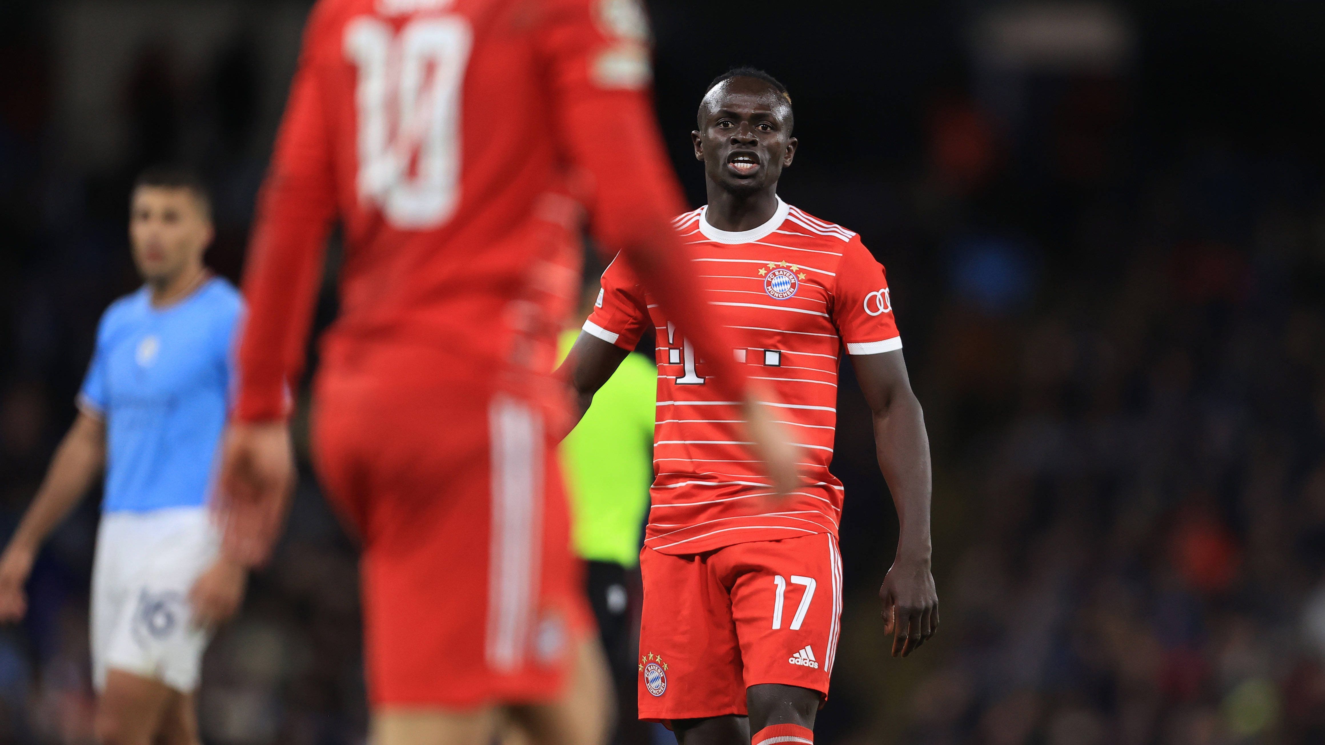 
                <strong>Fehlende Rückendeckung für Mane aus dem Team?</strong><br>
                Spätestens nach dem Faustschlag gegen Sane dürfte sich Mane jeglichen Kredit innerhalb der Mannschaft verspielt haben. Wie unter anderem "Sky" berichtet, seien die Mitspieler teils schockiert von Manes Prügel-Eklat gewesen und vom Offensivspieler abgerückt.
              