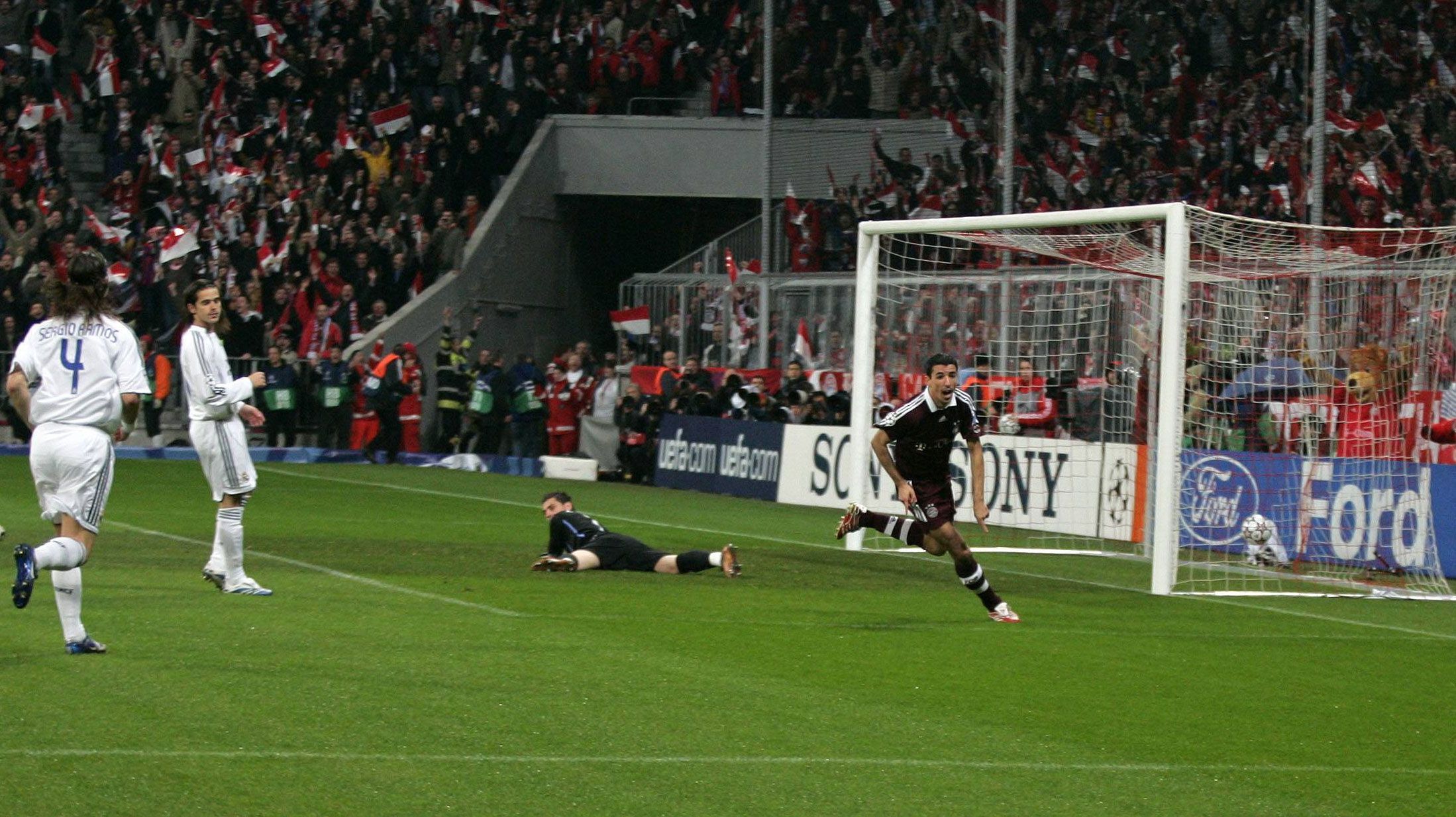 
                <strong>2007 - Achtelfinale</strong><br>
                Nach einem 2:3 Hinspiel ebnet Roy Makaay mit dem schnellsten Champions-League-Treffer aller Zeiten den Weg in die nächste Runde.
              
