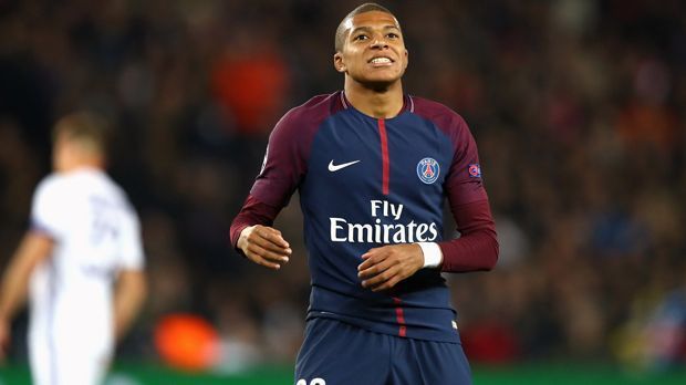 
                <strong>Angriff - Kylian Mbappe (Paris St. Germain)</strong><br>
                Mit seinen gerade einmal 18 Jahren ist Kylian Mbappe jetzt schon ein Superstar. Der Neuzugang von Paris St. Germain wurde vor seinem Transfer von zahlreichen, zahlungskräftigen Klubs umworben. Am Ende bekam PSG den Zuschlag und so komplettiert der Teenager das unglaubliche Sturm-Dreigespann mit Neymar und Edinson Cavani. In der Vorsaison schoss der mittlerweile zum A-Nationalspieler aufgestiegene Mbappe den PSG-Rivalen Monaco zum ersten Meistertitel seit 2000. Nun soll er seinem Ex-Klub wiederum den Titel in der Ligue 1 abjagen. In acht Ligaspielen hat er schon sieben Scorerpunkte für PSG beigetragen.
              